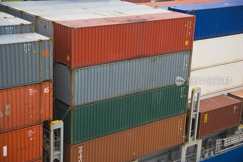 巴拿马巴拿马运河，一个商业码头上堆放着货物集装箱