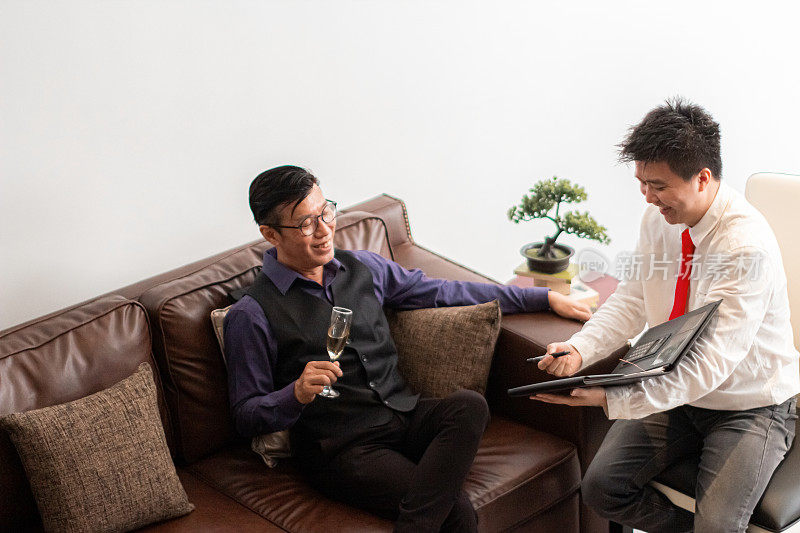 亚洲人听保险代理人向他推销他的计划