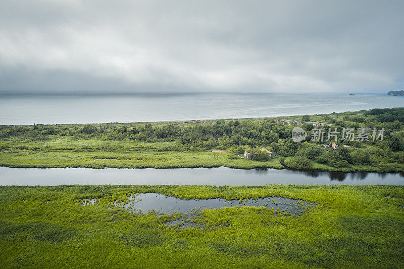 阿瓦查湾海滩和河流在前景