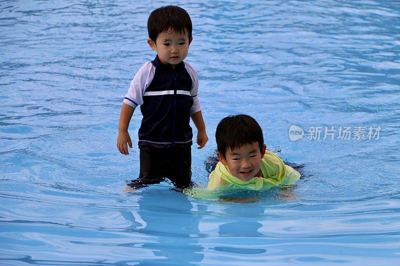 小男孩在游泳池里