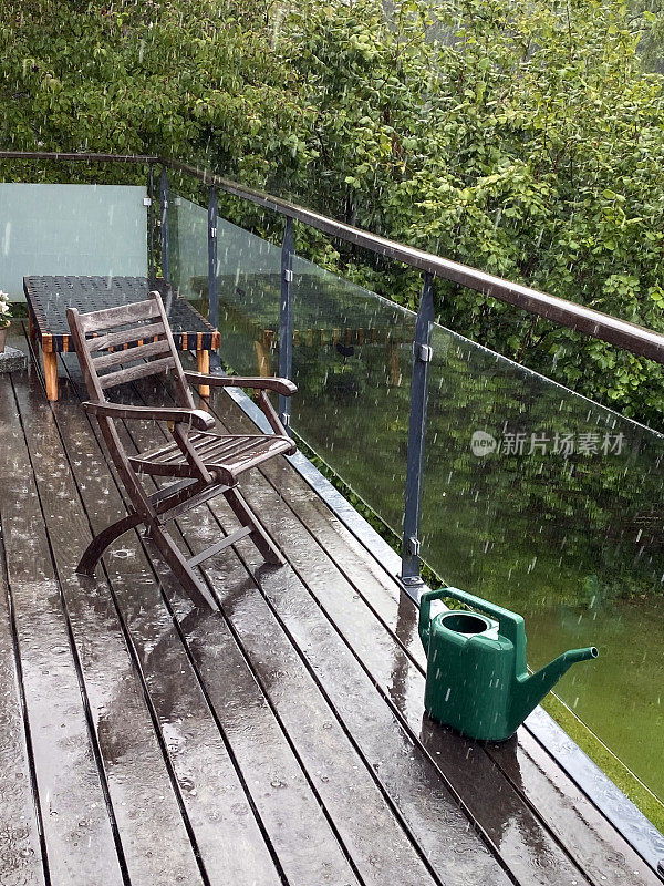 院子里下着大雨