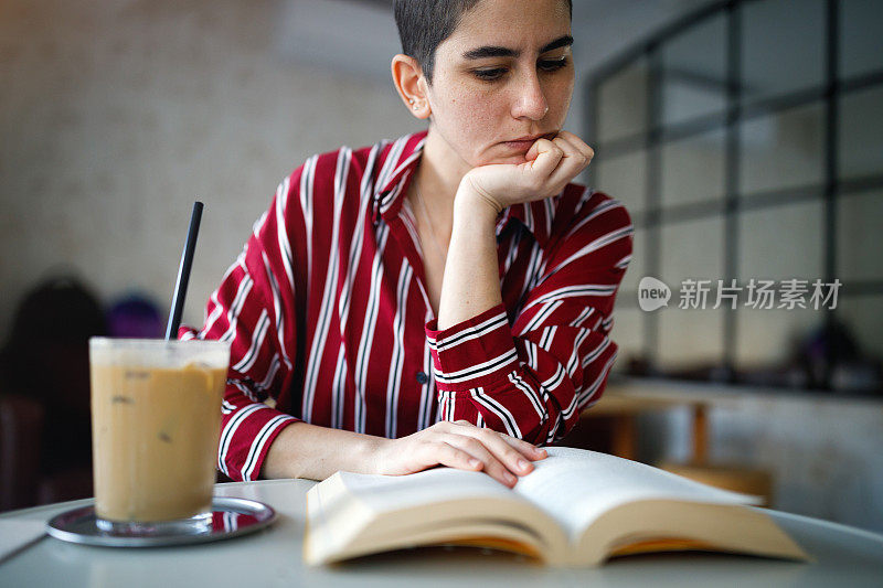 年轻女子在咖啡馆看书(模拟读书人)