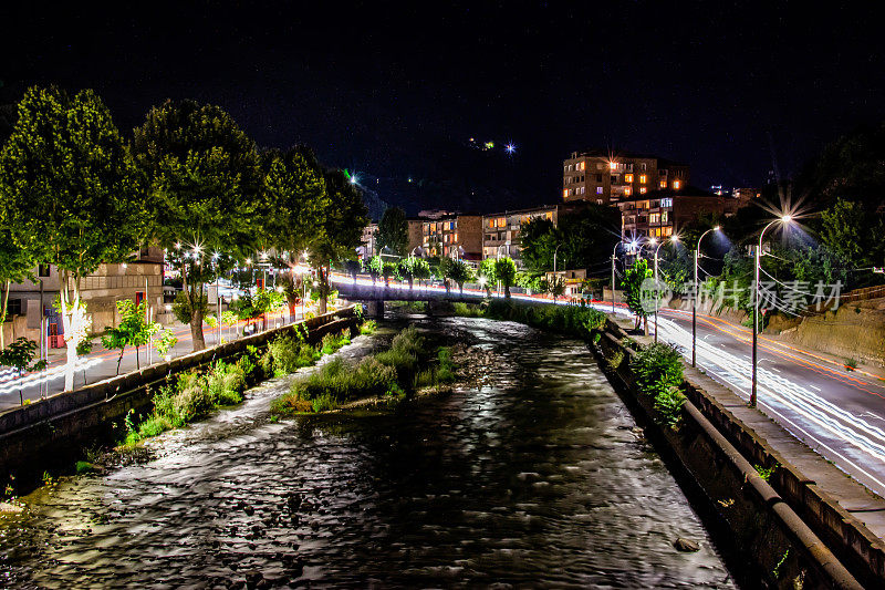 鸟瞰夜城。一座有桥有河的美丽夜城。美丽的夜城风景。
