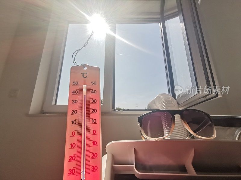 炎炎夏日，气温接近40度，带着便携式空调、太阳镜和温度计挺过来了