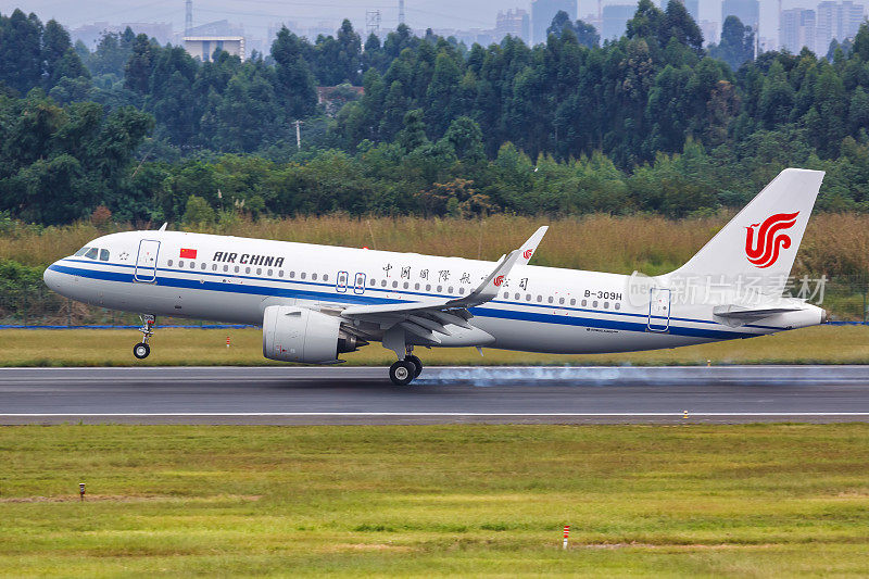 中国国际航空公司空客A320neo飞机在中国成都双流机场