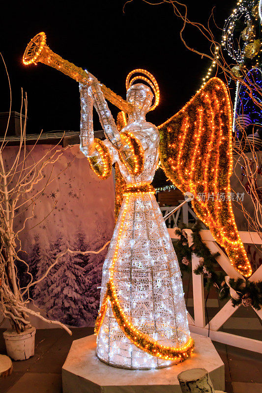 明亮的天使。城市公园的圣诞装饰