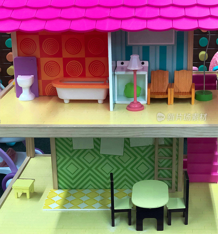 一个玩具屋的特写，里面有玩具家具和玩具屋的配件