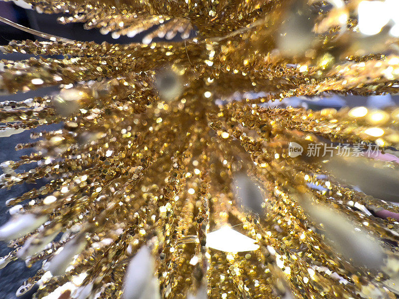 微距拍摄的一棵金色的装饰小树。