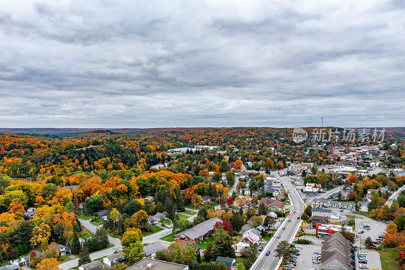 亨茨维尔镇景观和秋天的仙女湖，安大略，加拿大