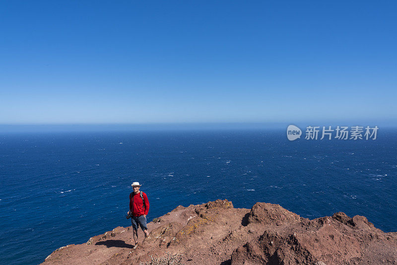 特内里费岛南部梅达诺海滩上冲浪的男子