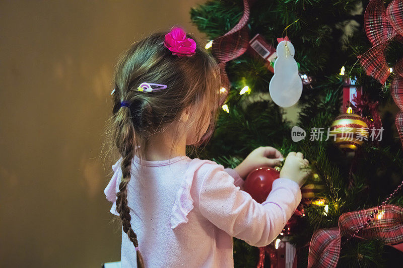女孩装饰圣诞树