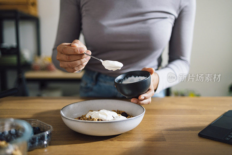 近妇女的手在厨房做健康的早餐