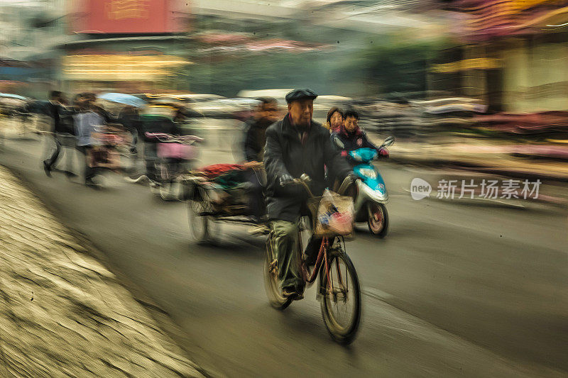 在中国，骑自行车去城市工作