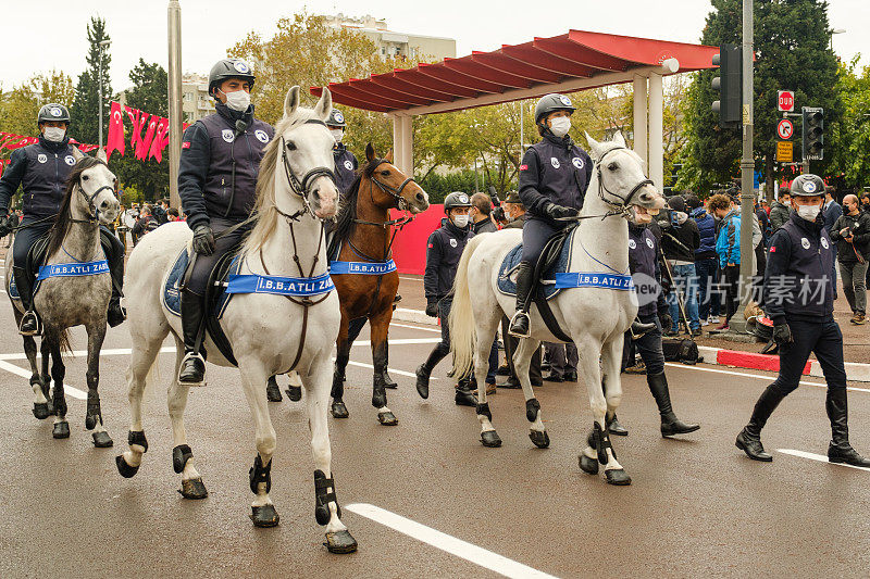 10月29日共和国日，骑士团列队检阅。在伊斯坦布尔拍摄的社论。