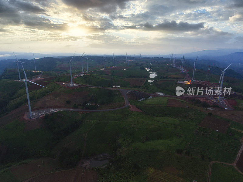 鸟瞰图(无人机拍摄)的风车或风力涡轮机在山上的碧差汶，泰国