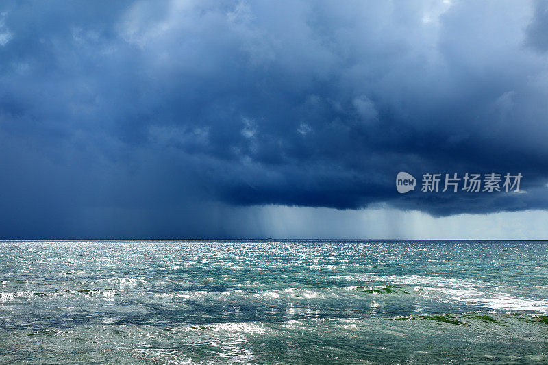 闪亮的海景，乌云密布，热带多雨的天气