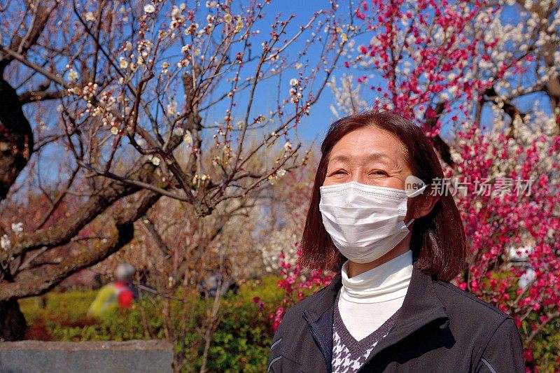 日本女子在东京公园享受梅花盛开的季节