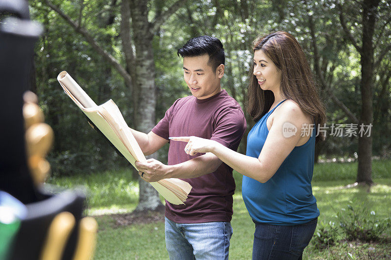 住房繁荣——年轻的成年人在外面看房子。他们会考虑增建和翻修。他们可以选择建造或购买一个已经建成的房子，并进行一些翻修。