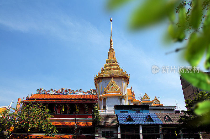 靠近佛教寺庙的外部，在曼谷的天空上的佛寺