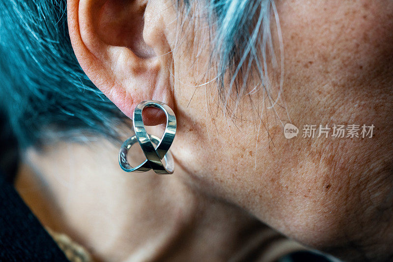 老年女性戴的银耳环