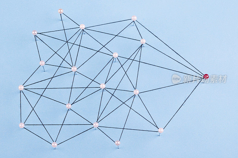 网络与大头针在蓝色背景
