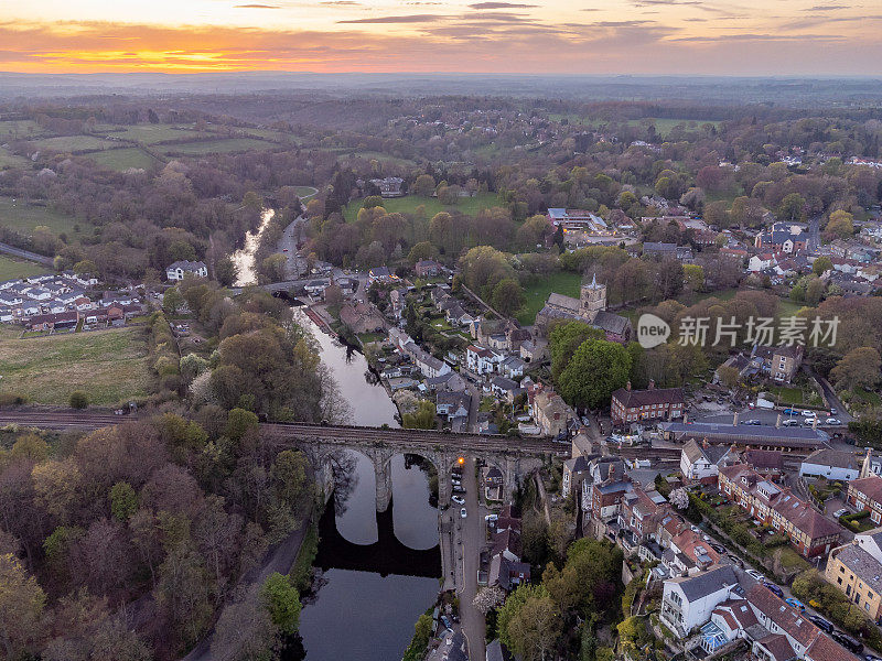 在日落时的鸟瞰历史高架桥和Nidd河在Knaresborough，北约克郡，英国。用0级无人机拍摄