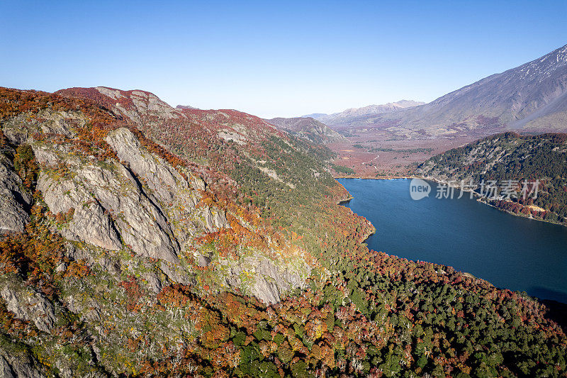 维拉里卡国家公园的湖泊和拉宁火山