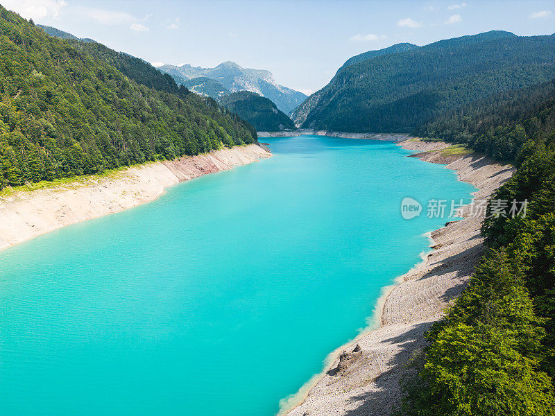 风景优美的意大利蓝色湖泊白云石鸟瞰图