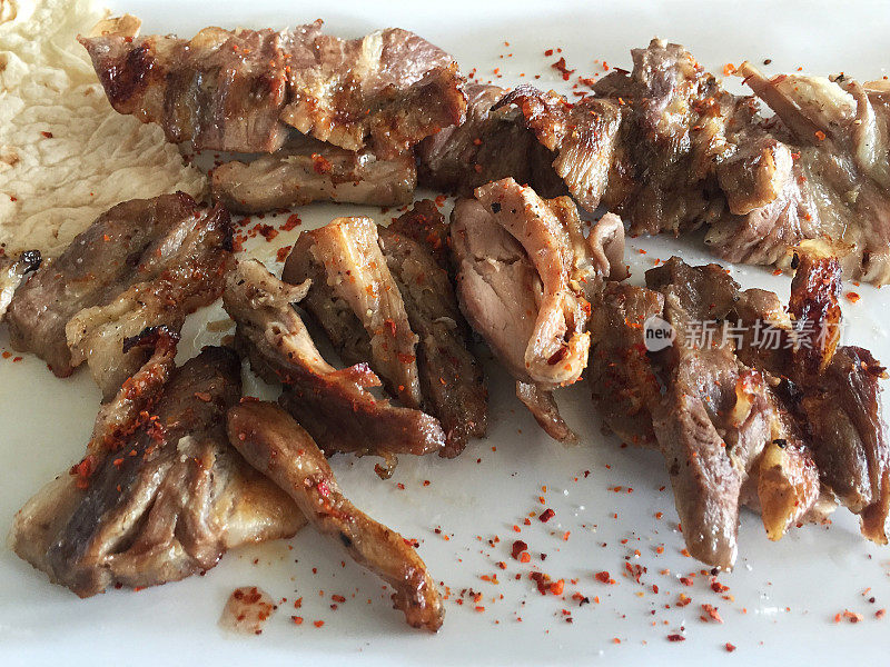 烤羊肉串，鸡肉串，传统土耳其食物串