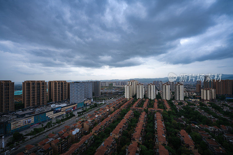 阴天的现代城市建筑