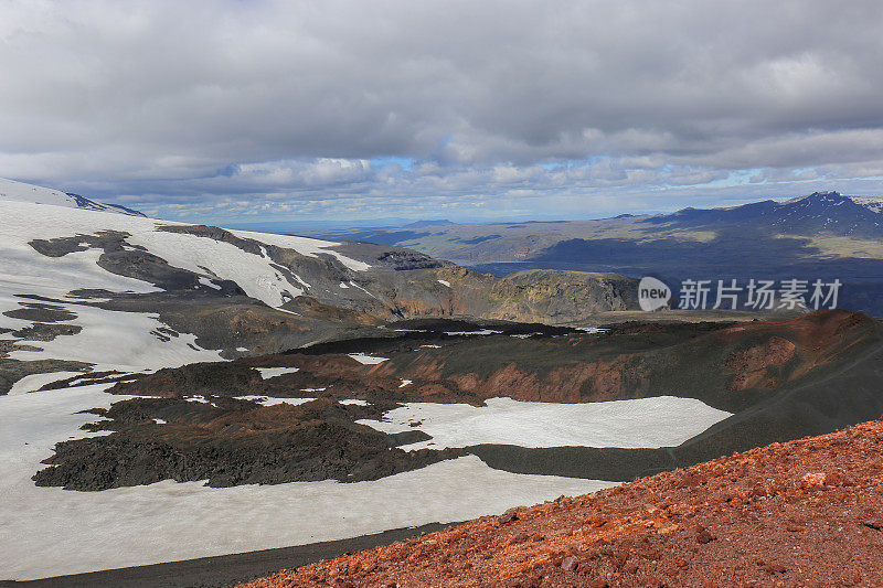 冰岛的红色火山Landmannalaugar山脉的美丽全景，在著名的Laugavegur徒步旅行路线上。