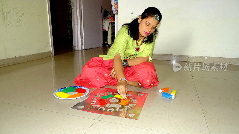 女人在家做rangoli