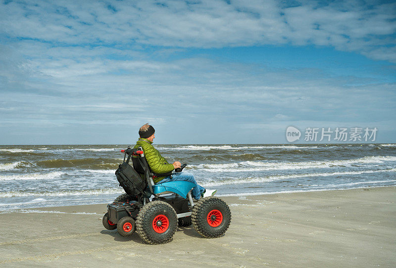 轮椅上的老人在德国北海地区的海滩上