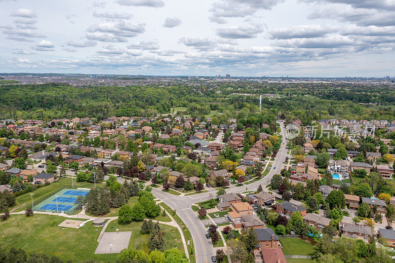鸟瞰图住宅区在卢瑟福路和伊斯灵顿大道，伍德布里奇和克莱恩堡，沃恩，加拿大