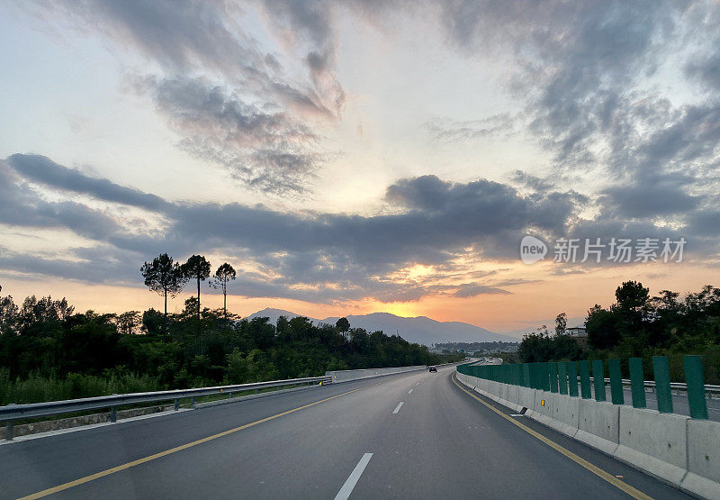 哈扎拉高速公路的日落时间