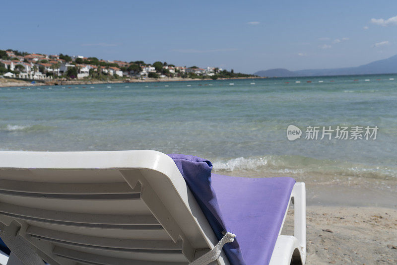 夏天海边空荡荡的沙滩躺椅