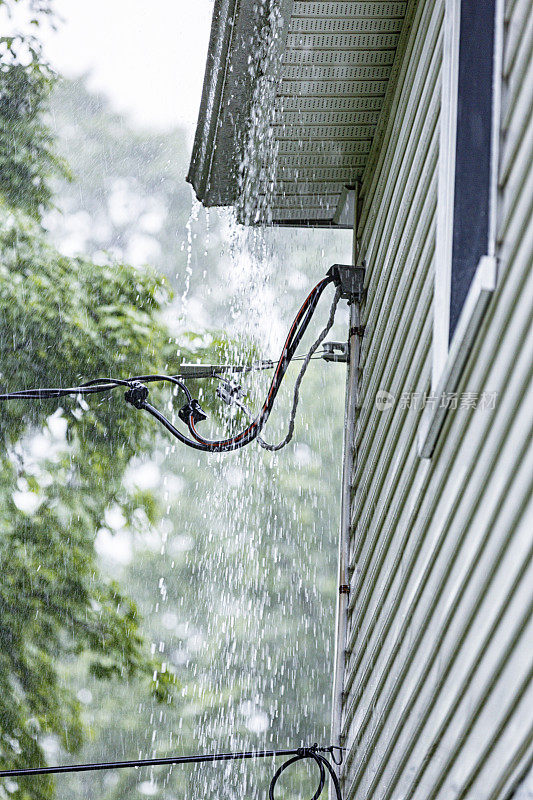 滂沱大雨暴雨倾盆大雨从屋顶边缘倾泻而下