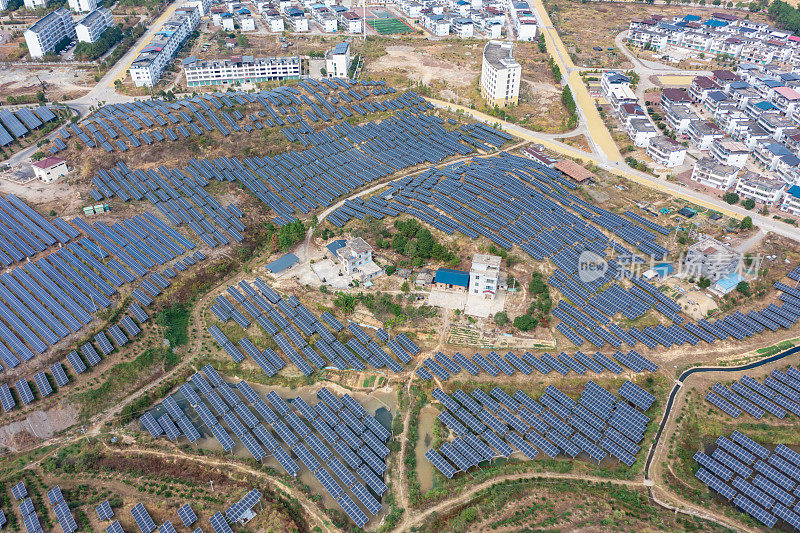 农村太阳能发电厂的俯拍