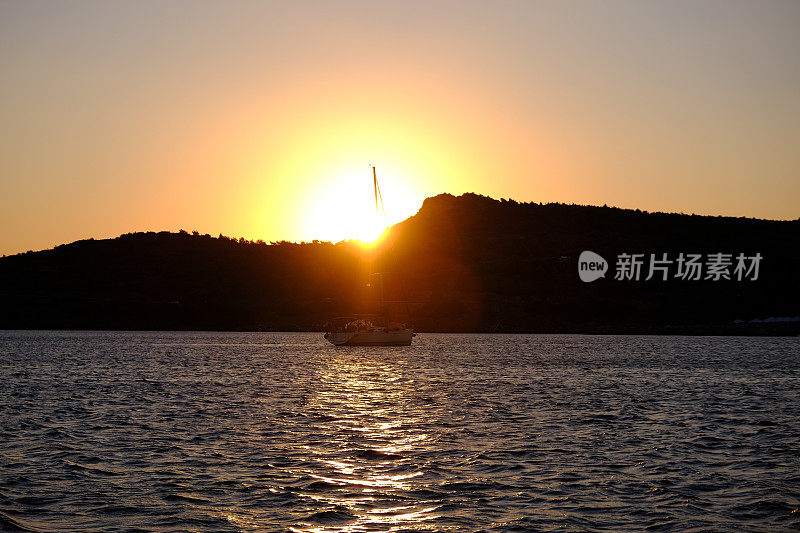 在希腊雅典的苏尼奥角，在夏天的日落时与古代的波塞冬神庙在一起