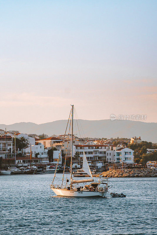 游艇航行至土耳其达达卡市风景优美的爱琴海旅游旅游热门目的地