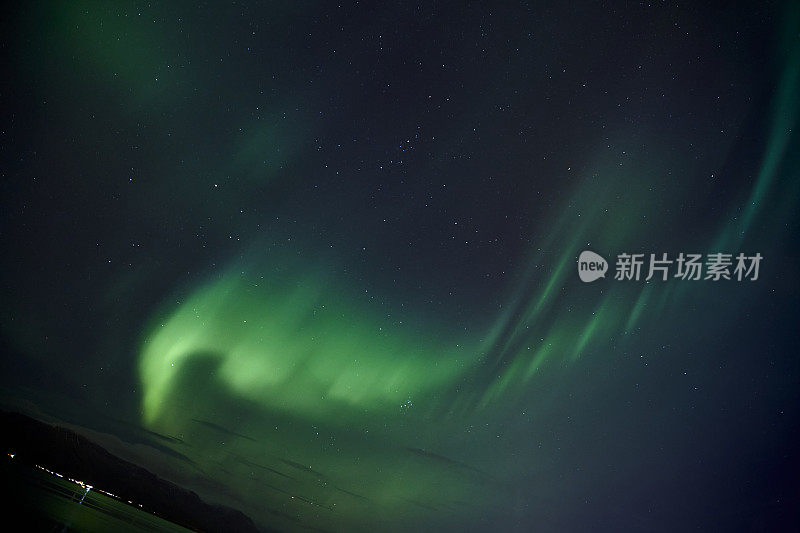 冰岛雷克雅未克上空的夜空北极光