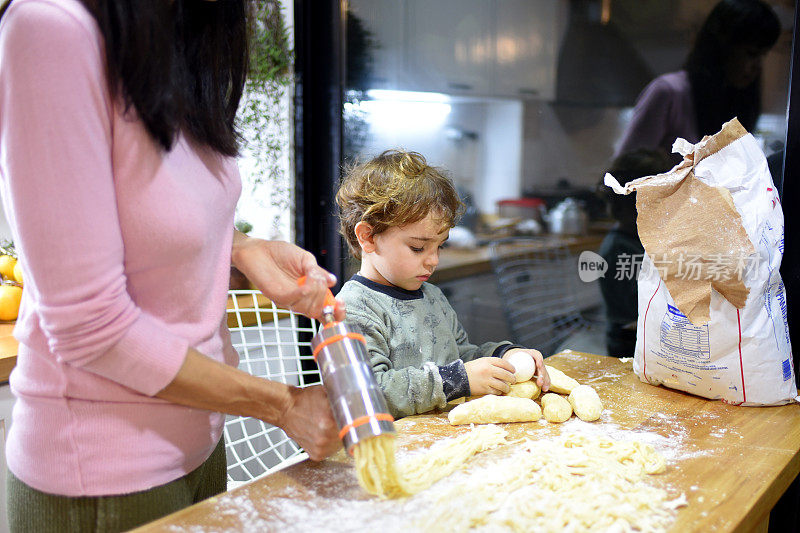 孩子和妈妈一起做饭