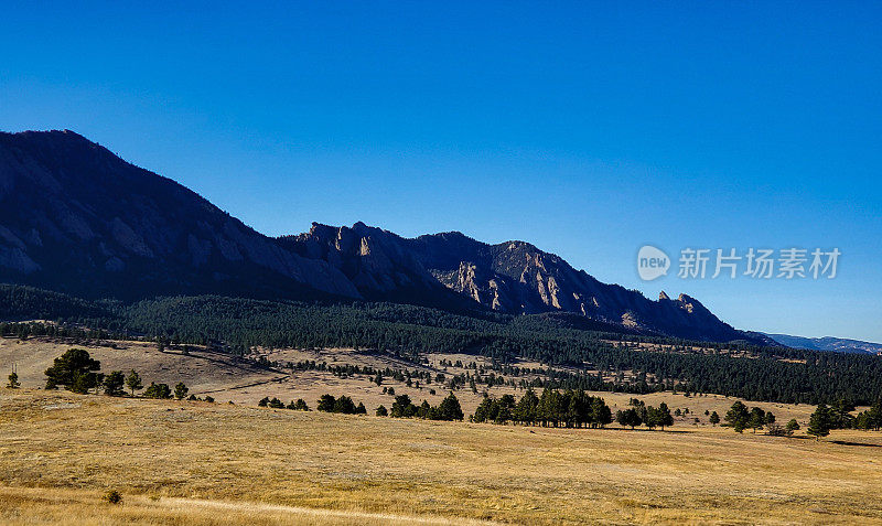 以熨斗山为背景的风景。科罗拉多博尔德。