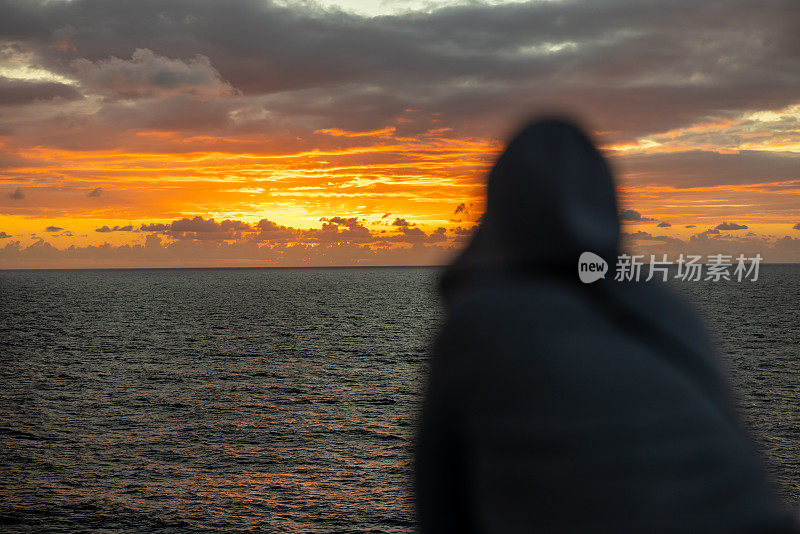 女人看着田园诗的观点，而在船上旅行在日落