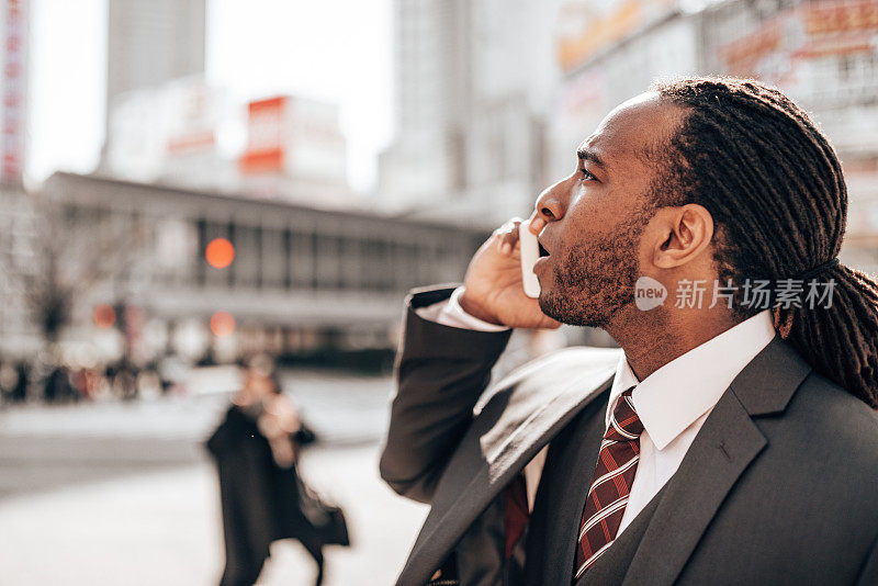 街上一个忧郁的商人在打电话