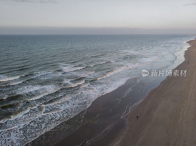 航拍的海浪沿海岸登陆的画面