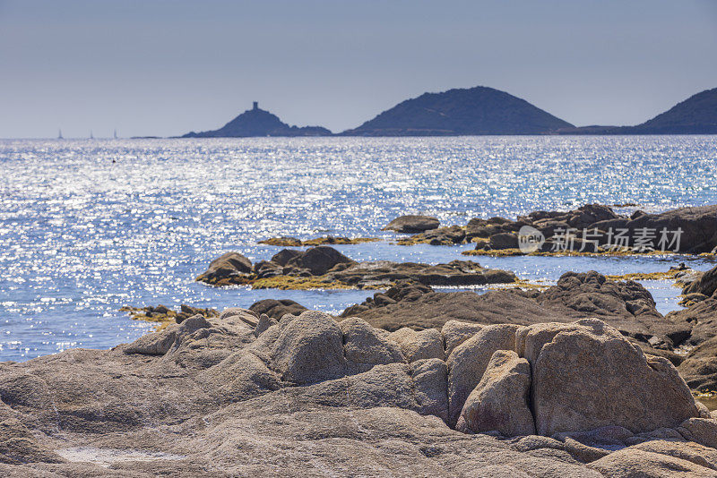 阿雅克肖附近的岩石海岸线俯瞰血腥群岛，其中梅苏马雷是主要岛屿