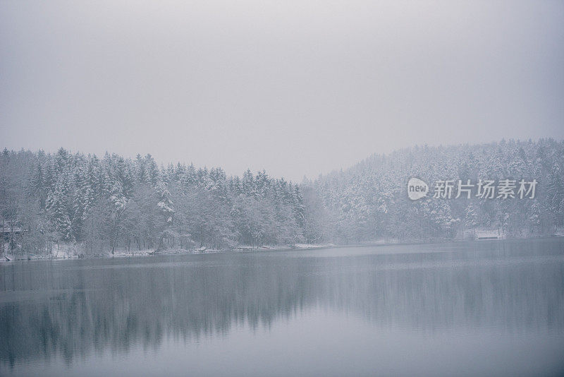 湖边正在下雪