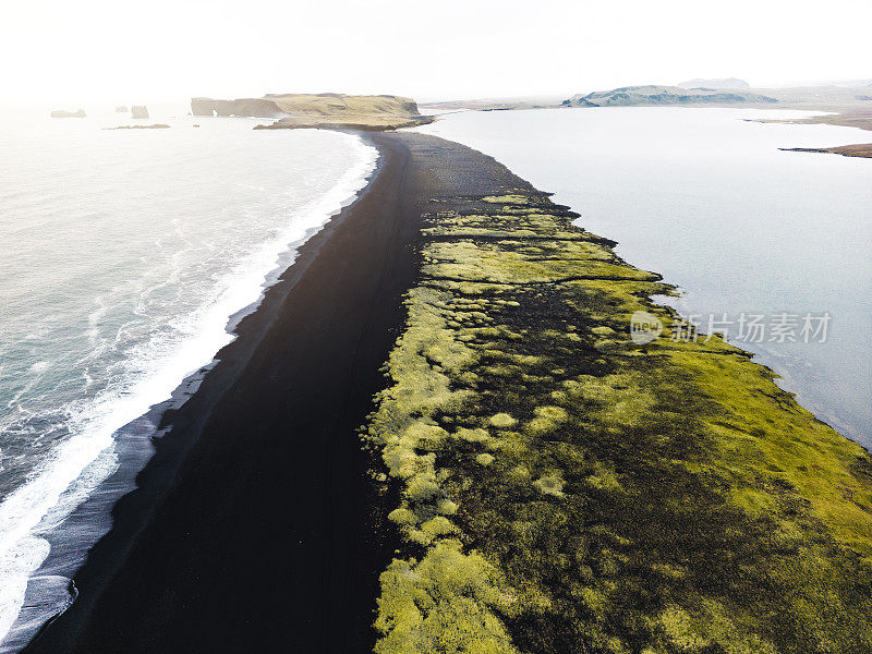 Reynisfjara火山黑沙滩，远处的Reynisdrangar