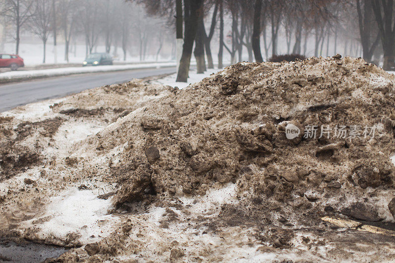 路边。肮脏的积雪。污染